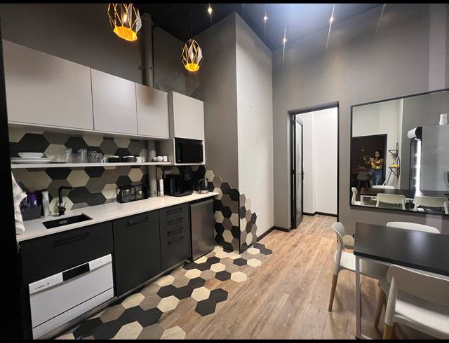 203M² SERVICED OFFICE TO LET IN ROSEBANK